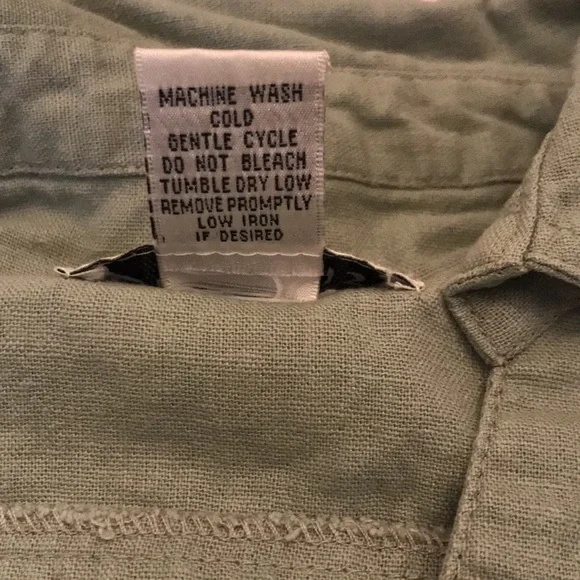 Medium sized button down green linen/rayon top with front buttoned pockets. - Picture 6 of 6
